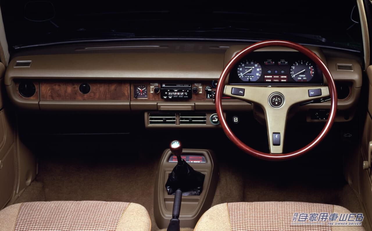 1300SEの運転席回り｜「たった72馬力で格上スポーツカーをカモる速さはヤバすぎ！」　昭和の車好きを熱狂させた伝説のFRコンパクト「KP61型スターレット」