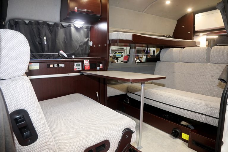 ハイエース9型ベースのエアコン＆強力電源搭載の最新キャンパー。ナッツRV「ラディクール」実車レビュー！【横浜キャンピングカーショー2026】