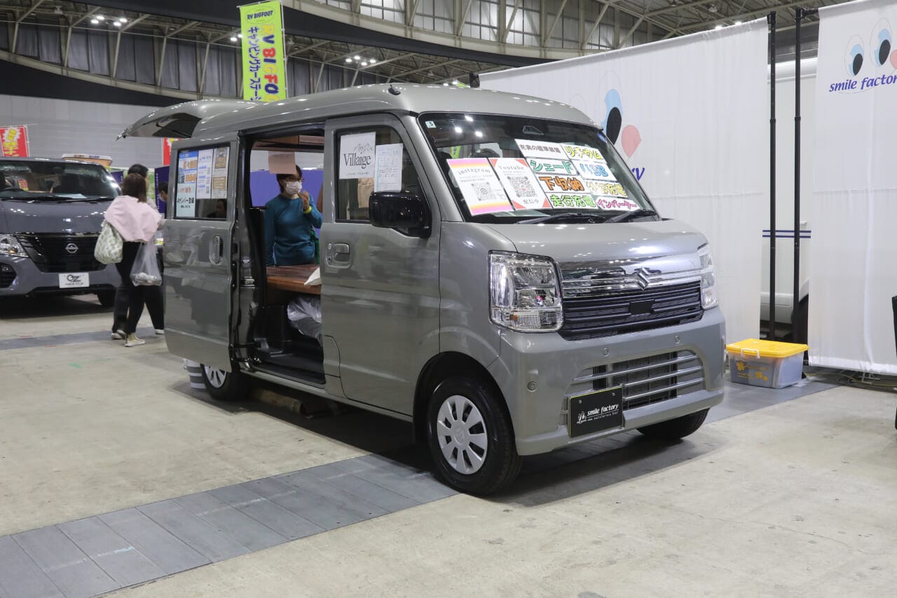 |コスパ良く「雰囲気ベッド」を実現。さらに「余裕の給電力」で快適車中泊も約束。軽キャンパー「ヴィレージュ」こだわりポイントを解説【横浜キャンピングカーショー2026】