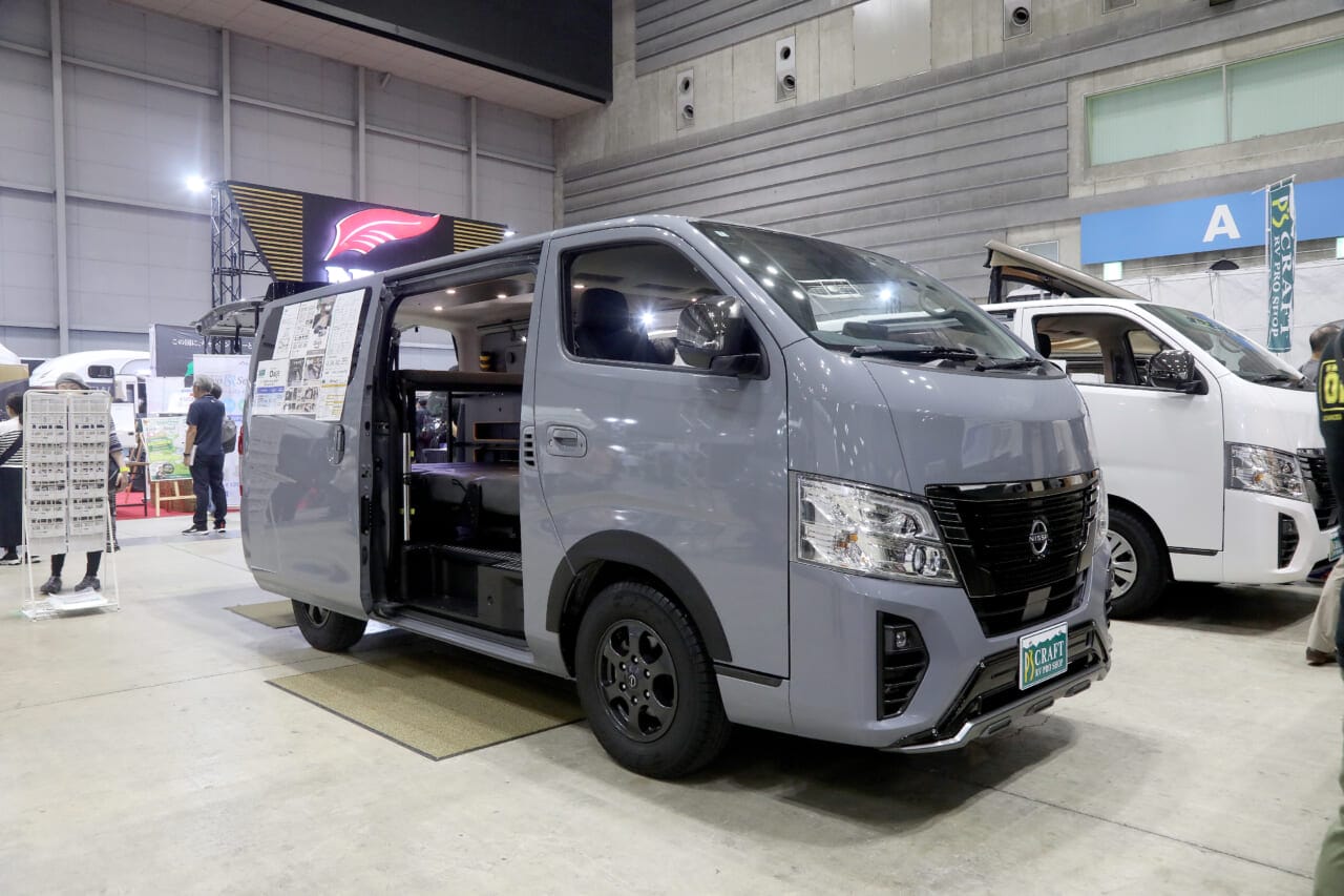 ｜「普通のキャラバンかと思ったら…」ドアを開けて驚いた、日産直営ビルダーの本気キャンパー「オアシス」【横浜キャンピングカーショー2026】
