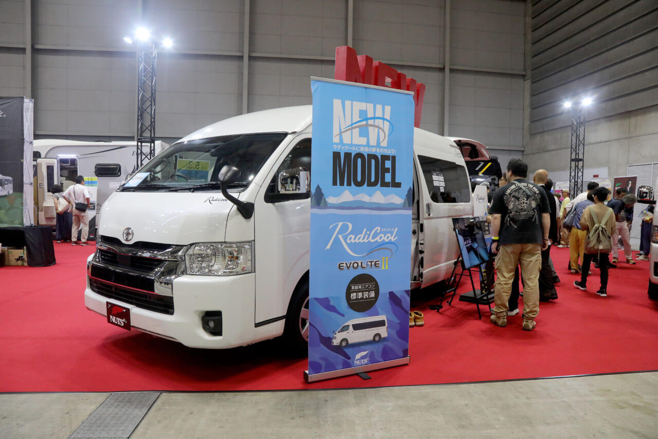 |ハイエース9型ベースのエアコン&強力電源付き最新キャンパー。ナッツRV「ラディクール」レビュー!【横浜キャンピングカーショー2026】