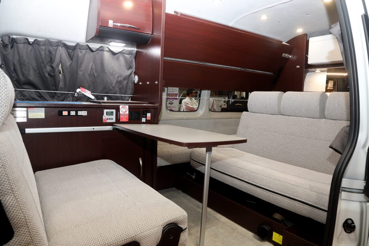 ｜ハイエース9型ベースのエアコン＆強力電源付き最新キャンパー。ナッツRV「ラディクール」レビュー！【横浜キャンピングカーショー2026】