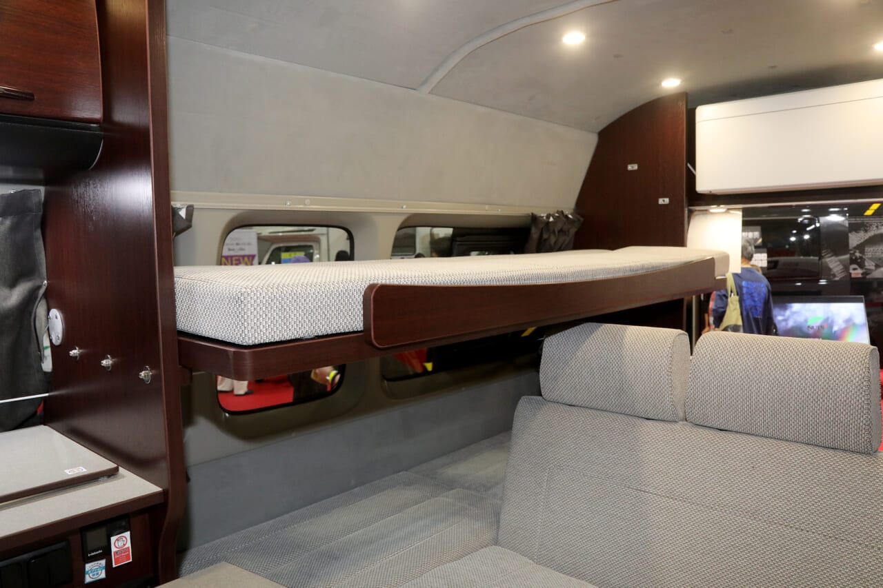 ｜ハイエース9型ベースのエアコン＆強力電源付き最新キャンパー。ナッツRV「ラディクール」レビュー！【横浜キャンピングカーショー2026】