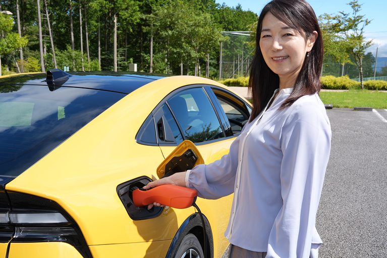 トヨタ　プリウスPHEV｜普段はEV、遠出はハイブリッド！プリウスPHEVが変える「これからのクルマ生活」【トヨタが歩む、マルチパスウェイという選択】