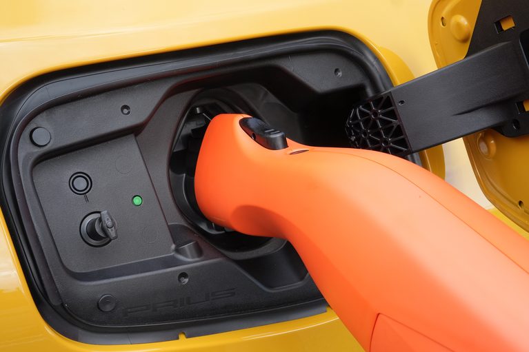 トヨタ プリウスPHEV|普段はEV、遠出はハイブリッド!プリウスPHEVが変える「これからのクルマ生活」【トヨタが歩む、マルチパスウェイという選択】