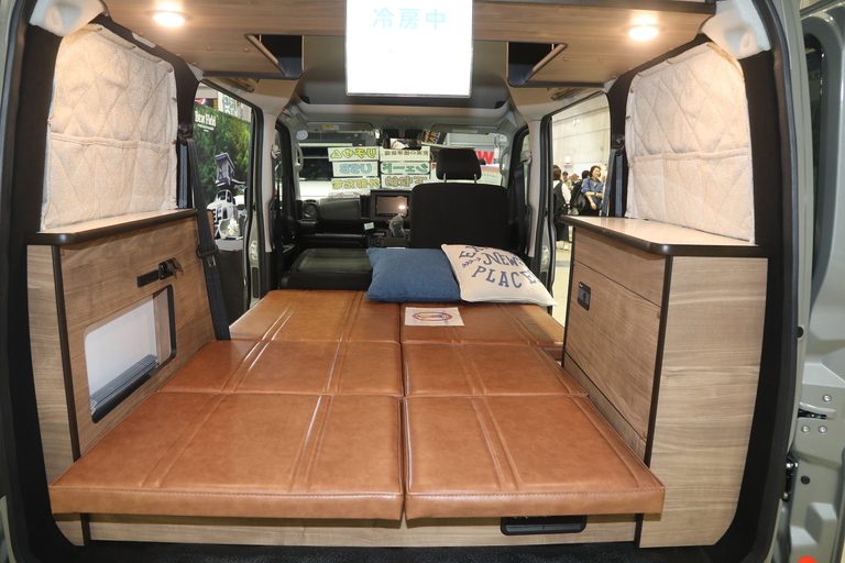 コスパ良く「雰囲気ベッド」を実現。さらに「余裕の給電力」で快適車中泊も約束。軽キャンパー「ヴィレージュ」こだわりポイントを解説【横浜キャンピングカーショー2026】