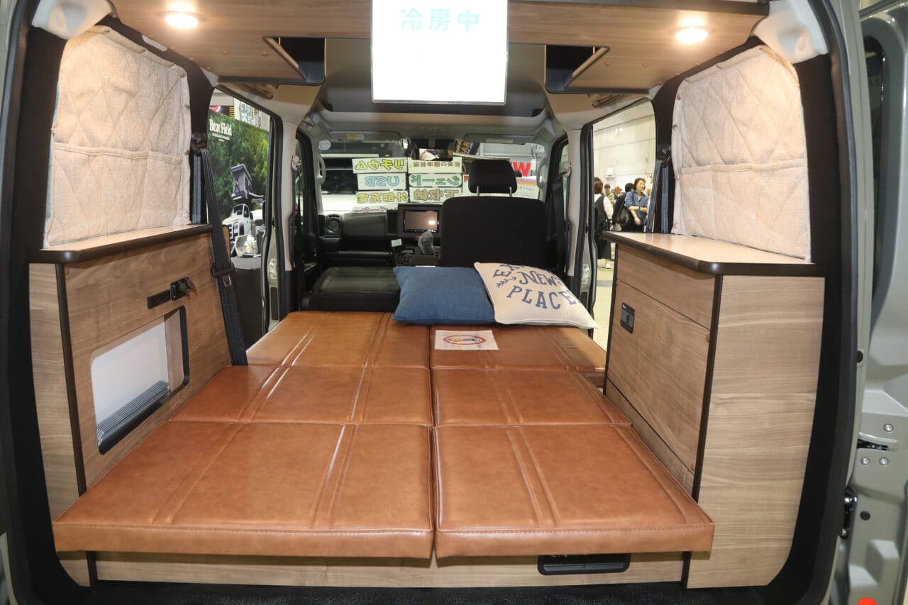 コスパ良く「雰囲気ベッド」を実現。さらに「余裕の給電力」で快適車中泊も約束。軽キャンパー「ヴィレージュ」こだわりポイントを解説【横浜キャンピングカーショー2026】