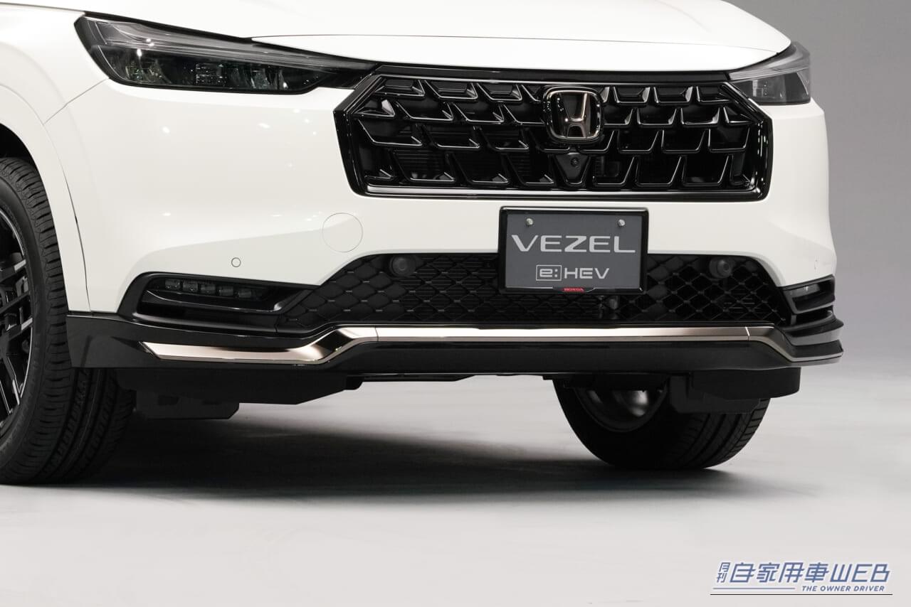 ホンダアクセス「Black Sports Style」|メッキの煌めきから深みのある黒へ。ホンダヴェゼルの純正パーツ「Black Sports Style」が魅せる上質でスポーティな佇まい