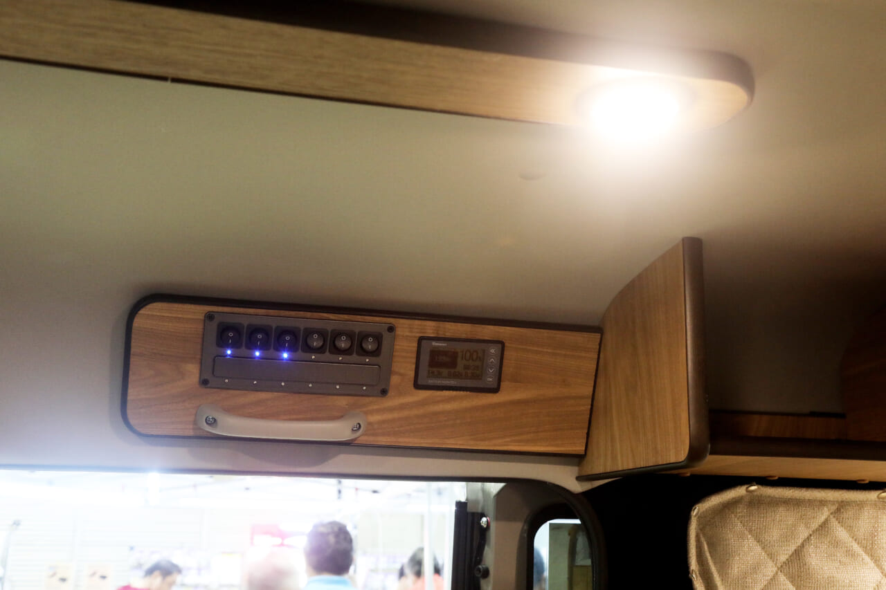 |コスパ良く「雰囲気ベッド」を実現。さらに「余裕の給電力」で快適車中泊も約束。軽キャンパー「ヴィレージュ」こだわりポイントを解説【横浜キャンピングカーショー2026】
