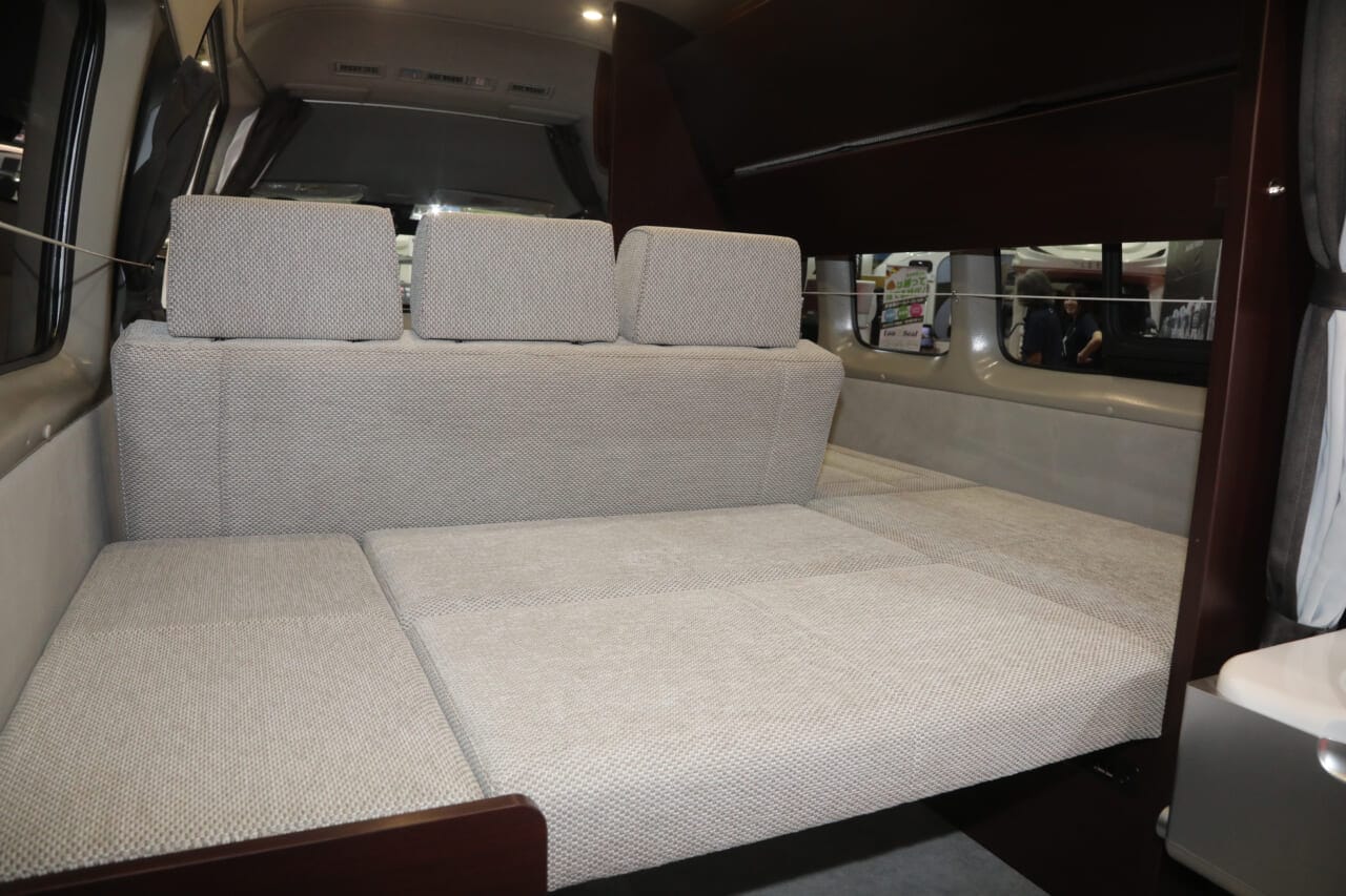 ｜ハイエース9型ベースのエアコン＆強力電源付き最新キャンパー。ナッツRV「ラディクール」レビュー！【横浜キャンピングカーショー2026】