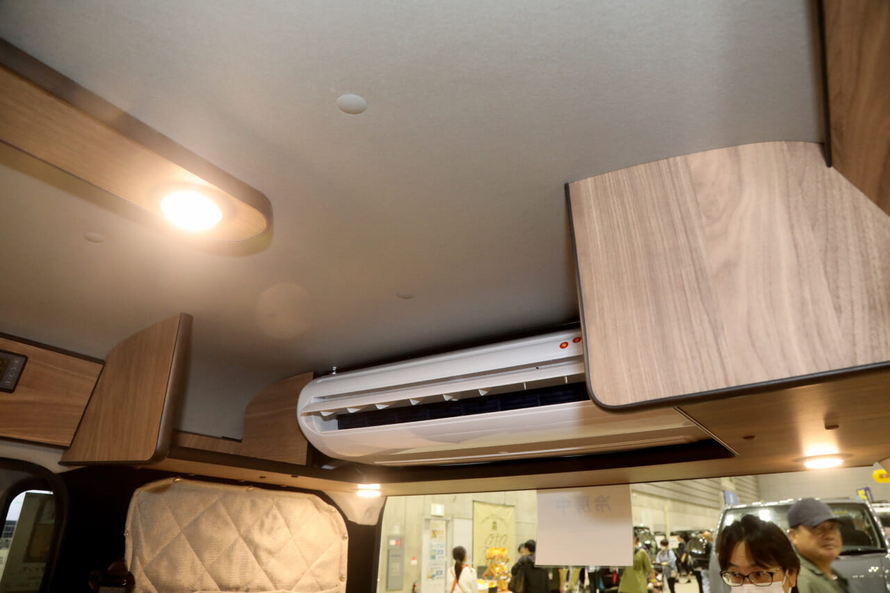 |コスパ良く「雰囲気ベッド」を実現。さらに「余裕の給電力」で快適車中泊も約束。軽キャンパー「ヴィレージュ」こだわりポイントを解説【横浜キャンピングカーショー2026】