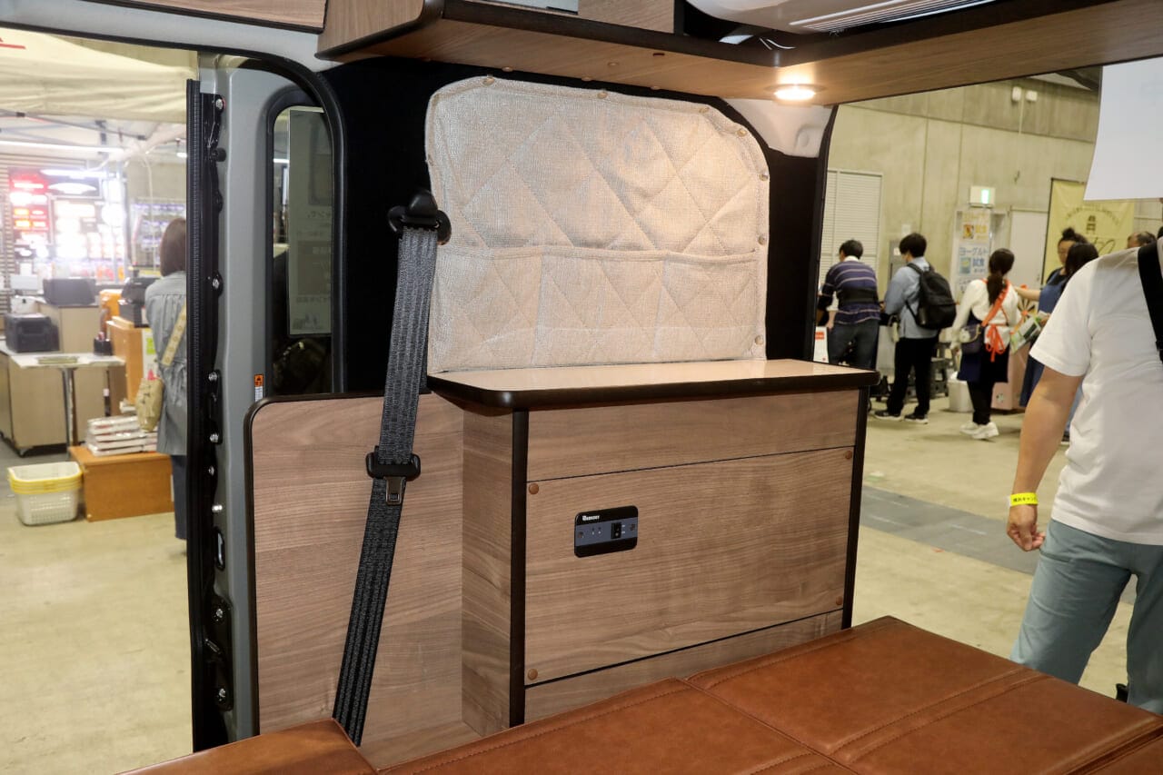 |コスパ良く「雰囲気ベッド」を実現。さらに「余裕の給電力」で快適車中泊も約束。軽キャンパー「ヴィレージュ」こだわりポイントを解説【横浜キャンピングカーショー2026】