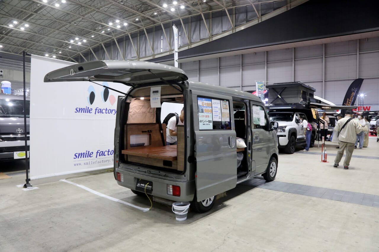 |コスパ良く「雰囲気ベッド」を実現。さらに「余裕の給電力」で快適車中泊も約束。軽キャンパー「ヴィレージュ」こだわりポイントを解説【横浜キャンピングカーショー2026】