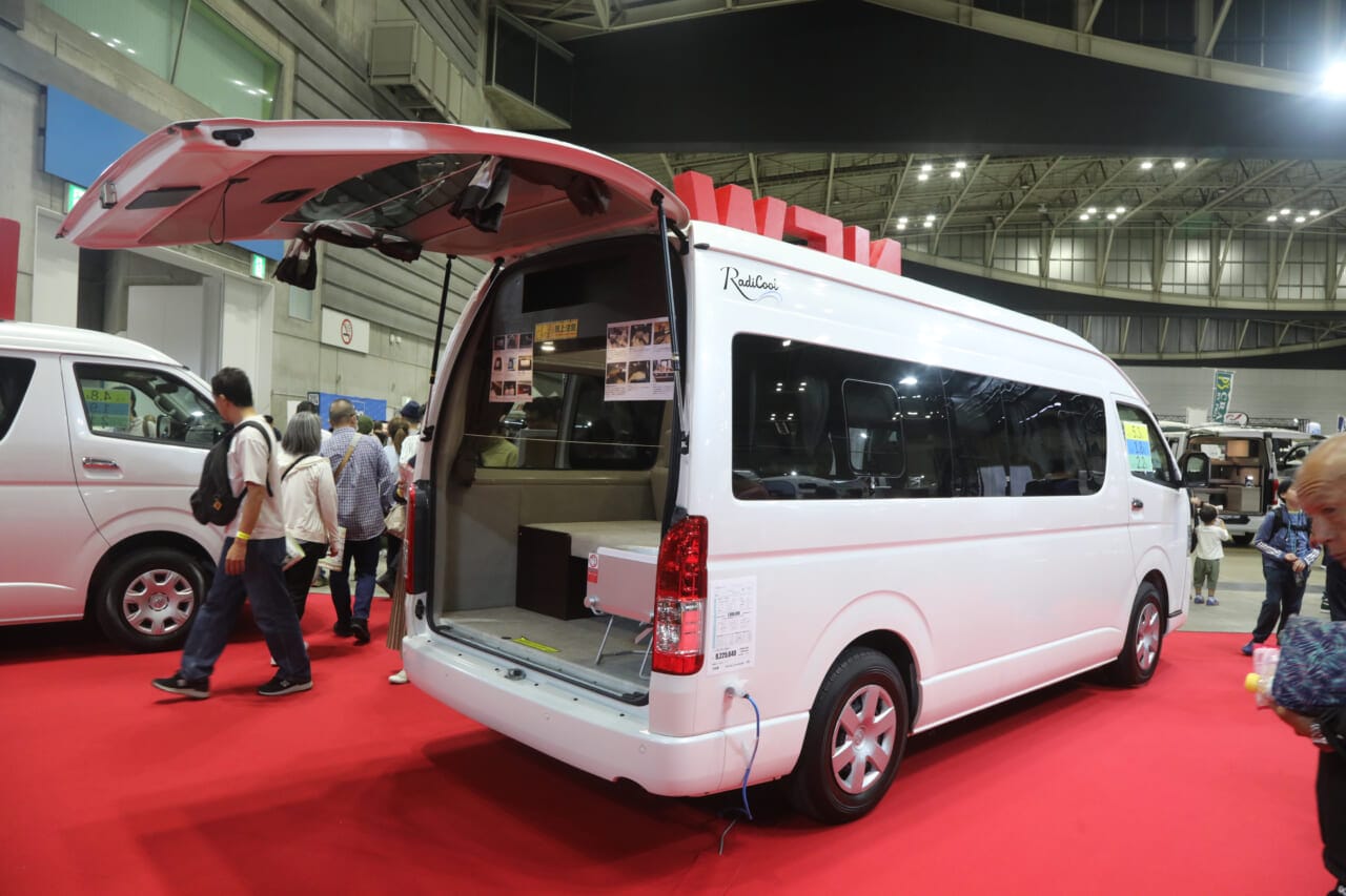 ｜ハイエース9型ベースのエアコン＆強力電源付き最新キャンパー。ナッツRV「ラディクール」レビュー！【横浜キャンピングカーショー2026】