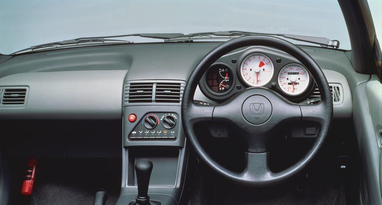 ホンダビートの運転席まわり｜「8500回転というバイク並みの高回転エンジン」35年前に登場した軽ミッドシップスポーツはF1譲りのメカニズムだった！【ホンダ・ビート】