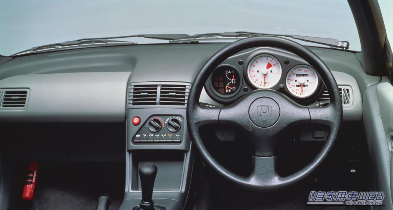 ホンダビートの運転席まわり｜「8500回転というバイク並みの高回転エンジン」35年前に登場した軽ミッドシップスポーツはF1譲りのメカニズムだった！【ホンダ・ビート】