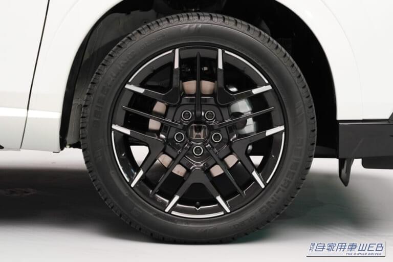 ホンダアクセス「Black Sports Style」|メッキの煌めきから深みのある黒へ。ホンダヴェゼルの純正パーツ「Black Sports Style」が魅せる上質でスポーティな佇まい