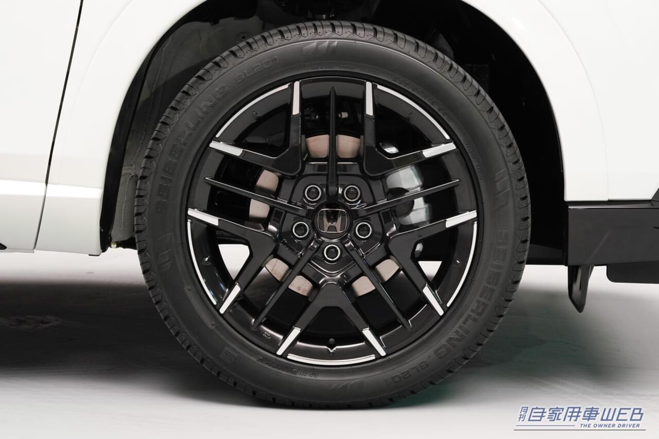 ホンダアクセス「Black Sports Style」|メッキの煌めきから深みのある黒へ。ホンダヴェゼルの純正パーツ「Black Sports Style」が魅せる上質でスポーティな佇まい