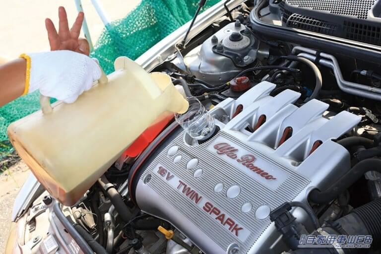 3Lになると白煙が発生|エンジンオイルを入れすぎるとどうなる? 4L増量で白煙モクモク、ノッキング発生! 禁断のクルマ実験室#1