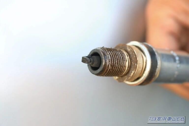 プラグも真っ黒|エンジンオイルを入れすぎるとどうなる? 4L増量で白煙モクモク、ノッキング発生! 禁断のクルマ実験室#1