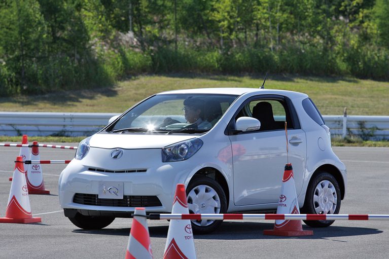 タイトなコースを試乗するiQ｜「うわっ、小さすぎ…」と侮るなかれ。アストンマーチンも惚れ込んだ傑作マイクロカー「iQ」の正体