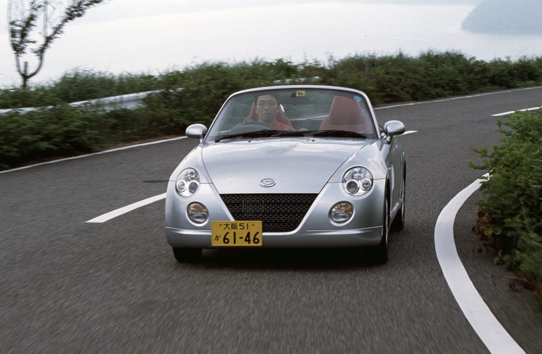 初代コペンの走り｜「スポーツカーなのにガチな走りは苦手⁉︎ 」バブル崩壊後に誕生し、独自の地位を確立した“街乗りで映えるお洒落な軽スポーツ”【ダイハツコペン】