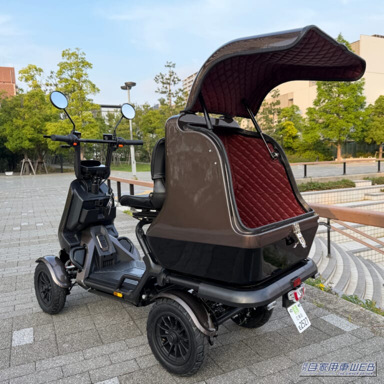 高級感漂うワインレッドカラーの生地。｜陸上自衛隊施設でもテスト運用！ 「52万8000円」「買い物カゴ約6杯分積載」で航続最大130km！ 4輪EV「ELEGRAN G-class」ってどんな乗り物？