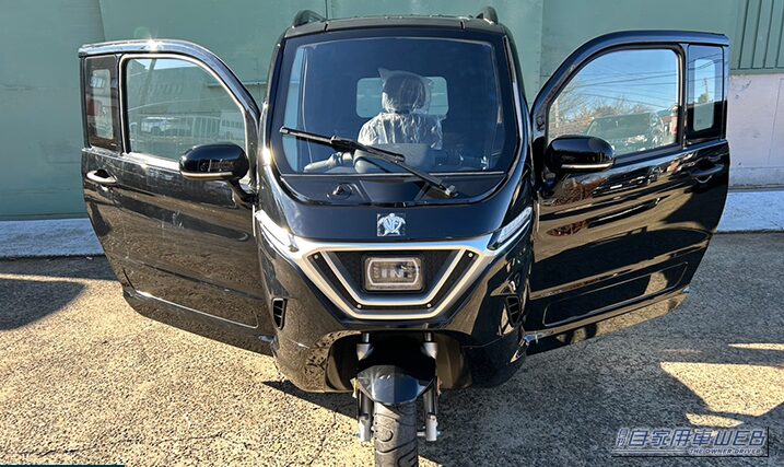 URBAN TRIKER｜「200円で150km」「3人乗り」「家庭用コンセント対応」 バイクのような見た目でクルマ級の個室感！電動トライク「URBAN TRIKER」を販売するビークルファンが名古屋に新拠点オープン