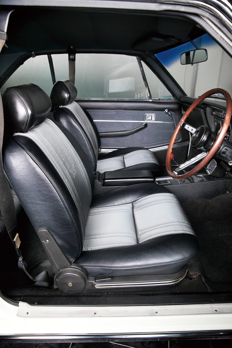 2ドアハードトップ運転席｜「60年前に採用！ クラウンの礎を築いたペリメーターフレームとM型エンジン」白いクラウン・3代目（MS51系）が追い求めた“日本の美”