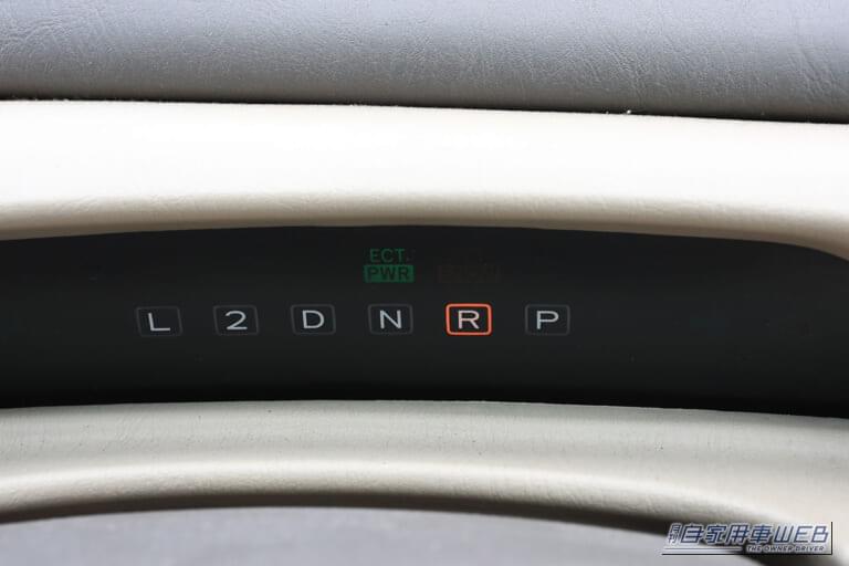 リバースに入れてみる|走行中にAT車のシフトを「P」に入れるとどうなる? 時速5kmでタイヤがロック! 禁断のクルマ実験室#3