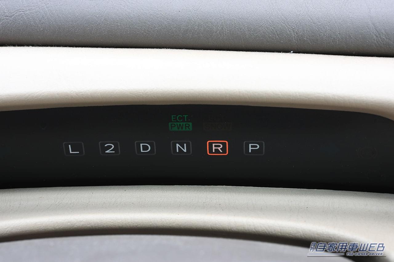リバースに入れてみる|走行中にAT車のシフトを「P」に入れるとどうなる? 時速5kmでタイヤがロック! 禁断のクルマ実験室#3
