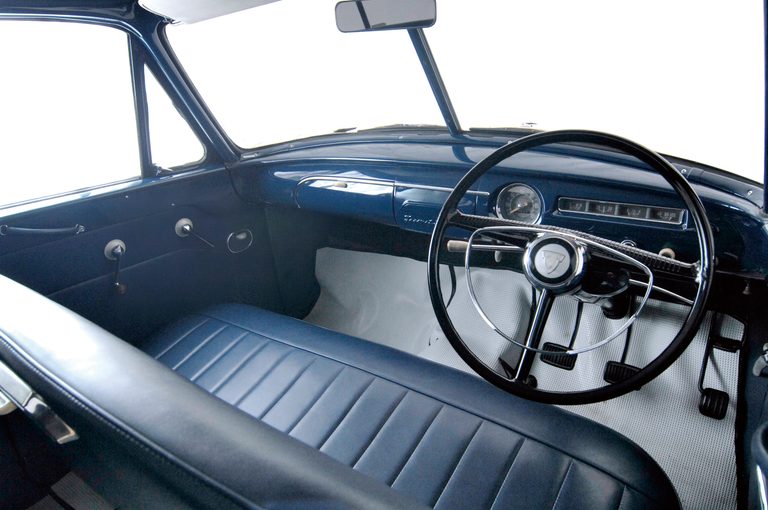 初代クラウンの運転席回り|「北米輸出で味わった屈辱から70年」“純国産”にこだわり続けた【初代クラウン】に秘められたトヨタの意地