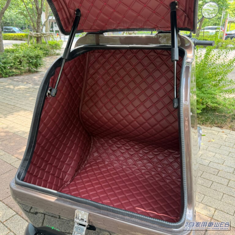 高級感漂うワインレッドカラーの生地。|陸上自衛隊施設でもテスト運用! 「52万8000円」「買い物カゴ約6杯分積載」で航続最大130km! 4輪EV「ELEGRAN G-class」ってどんな乗り物?