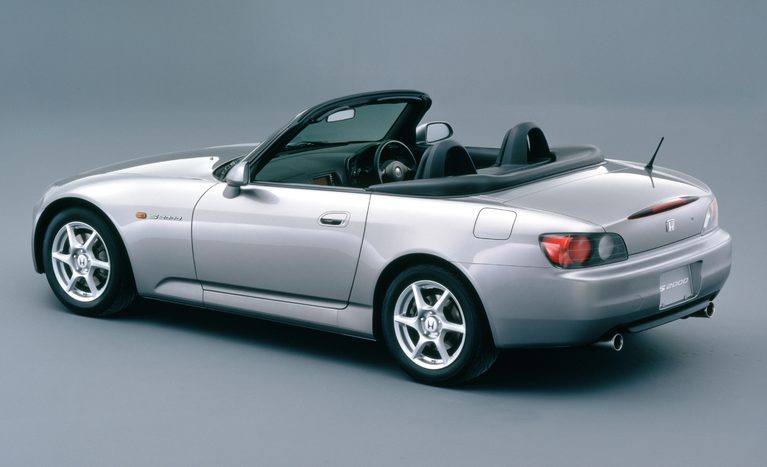 S2000 リア7:3|「正気の沙汰じゃない! レブリミッター9000回転の咆哮」ホンダが27年前に本気で作った『公道を走るF1』、 S2000のヤバすぎる実力