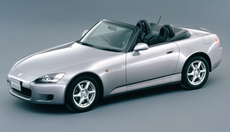 S2000 フロント７：３｜「正気の沙汰じゃない！ レブリミッター9000回転の咆哮」ホンダが27年前に本気で作った『公道を走るF1』、 S2000のヤバすぎる実力