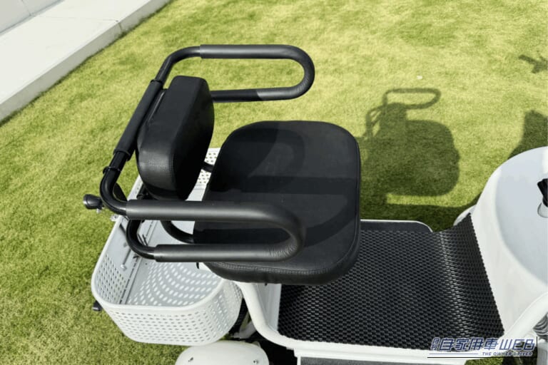 座席周り|「42万8000円」「収納約72L・耐荷重150kg」「家庭用コンセントで充電」免許返納後もこれなら乗れる! 国の基準をクリアした4輪EV「エレポーター」