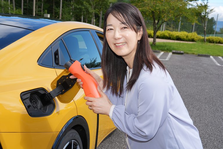 トヨタ　プリウスPHEV｜普段はEV、遠出はハイブリッド！プリウスPHEVが変える「これからのクルマ生活」【トヨタが歩む、マルチパスウェイという選択】