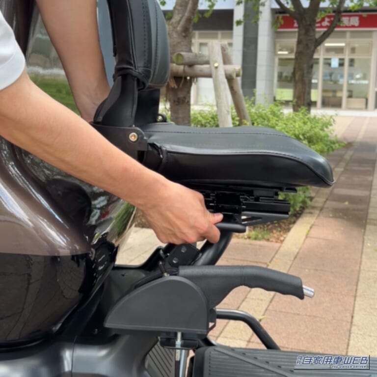 座席は前後に移動可能。|陸上自衛隊施設でもテスト運用! 「52万8000円」「買い物カゴ約6杯分積載」で航続最大130km! 4輪EV「ELEGRAN G-class」ってどんな乗り物?