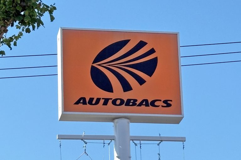 オートバックスの看板｜「たった1000円で愛車をイメチェン！」幅広い車種で使えるドレスアップグッズを購入！ 簡単取付けなのに効果は抜群。実用性も高い［カーメイト・クリスタルランプ USBタイプ ブルーLED（CZ406）］をレビュー！