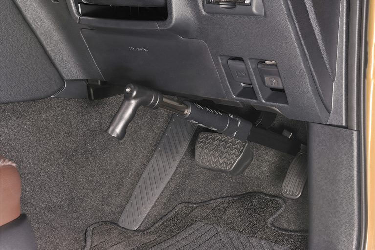 カーメイトのバリケード ブレーキペダルロック1（SQ401）の装着例｜「これは効果が高そう…」革新的な構造で扱いやすさに配慮。幅広い車種に対応。愛車にもユーザーにも優しいカーセキュリティ［バリケード ブレーキペダルロック1（SQ401）］