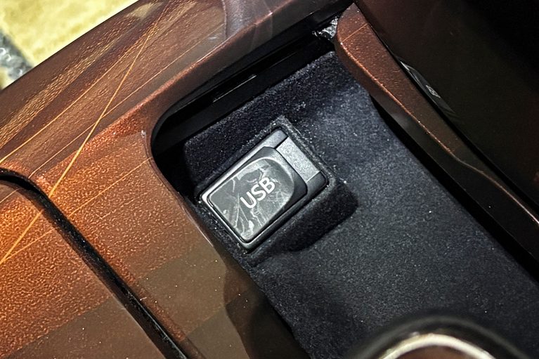 トヨタの210系クラウンのコンソール内のUSBソケット（フタが閉じた状態）｜「たった1000円で愛車をイメチェン！」幅広い車種で使えるドレスアップグッズを購入！ 簡単取付けなのに効果は抜群。実用性も高い［カーメイト・クリスタルランプ USBタイプ ブルーLED（CZ406）］をレビュー！