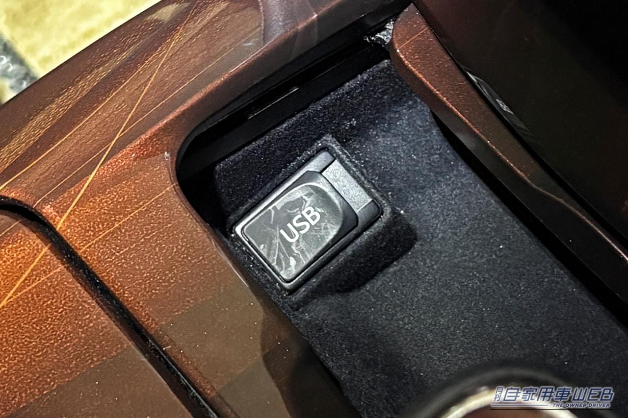 トヨタの210系クラウンのコンソール内のUSBソケット（フタが閉じた状態）｜「たった1000円で愛車をイメチェン！」幅広い車種で使えるドレスアップグッズを購入！ 簡単取付けなのに効果は抜群。実用性も高い［カーメイト・クリスタルランプ USBタイプ ブルーLED（CZ406）］をレビュー！