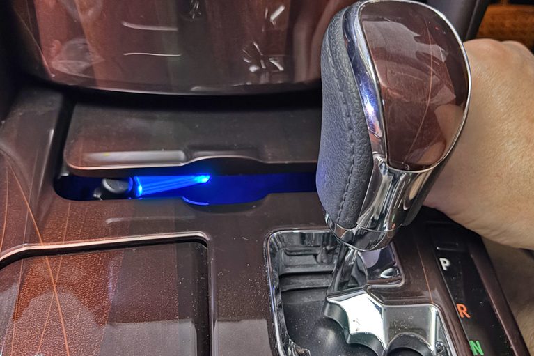 カーメイトのクリスタルランプ USBタイプ ブルーLED（CZ406）を、210系クラウンの小物入れ内のUSBに装着し、フタを閉めている画像｜「たった1000円で愛車をイメチェン！」幅広い車種で使えるドレスアップグッズを購入！ 簡単取付けなのに効果は抜群。実用性も高い［カーメイト・クリスタルランプ USBタイプ ブルーLED（CZ406）］をレビュー！