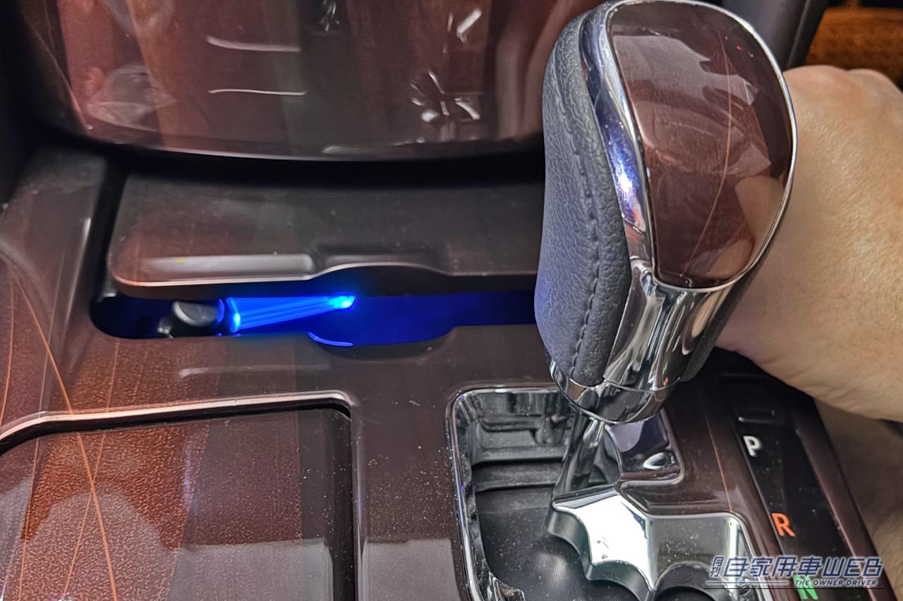 カーメイトのクリスタルランプ USBタイプ ブルーLED（CZ406）を、210系クラウンの小物入れ内のUSBに装着し、フタを閉めている画像｜「たった1000円で愛車をイメチェン！」幅広い車種で使えるドレスアップグッズを購入！ 簡単取付けなのに効果は抜群。実用性も高い［カーメイト・クリスタルランプ USBタイプ ブルーLED（CZ406）］をレビュー！