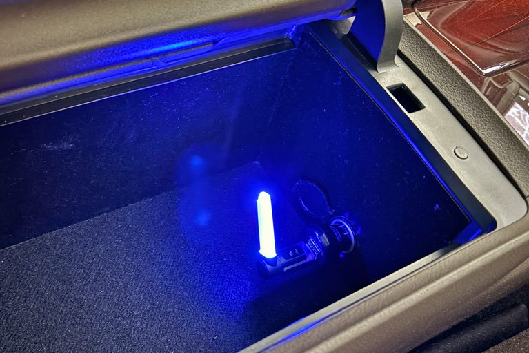 210系トヨタ クラウンのコンソールボックス内のアクセサリーソケットに、カーメイトのクリスタルランプ USBタイプ ブルーLED（CZ406）を装着した画像｜「たった1000円で愛車をイメチェン！」幅広い車種で使えるドレスアップグッズを購入！ 簡単取付けなのに効果は抜群。実用性も高い［カーメイト・クリスタルランプ USBタイプ ブルーLED（CZ406）］をレビュー！
