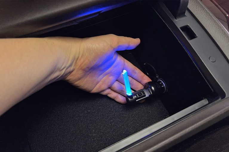 210系トヨタ クラウンのコンソールボックス内のアクセサリーソケットに、カーメイトのクリスタルランプ USBタイプ ブルーLED（CZ406）を装着した画像｜「たった1000円で愛車をイメチェン！」幅広い車種で使えるドレスアップグッズを購入！ 簡単取付けなのに効果は抜群。実用性も高い［カーメイト・クリスタルランプ USBタイプ ブルーLED（CZ406）］をレビュー！