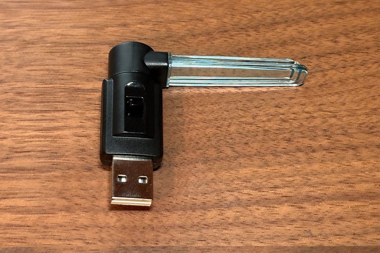 カーメイトのクリスタルランプ USBタイプ ブルーLED（CZ406）｜「たった1000円で愛車をイメチェン！」幅広い車種で使えるドレスアップグッズを購入！ 簡単取付けなのに効果は抜群。実用性も高い［カーメイト・クリスタルランプ USBタイプ ブルーLED（CZ406）］をレビュー！