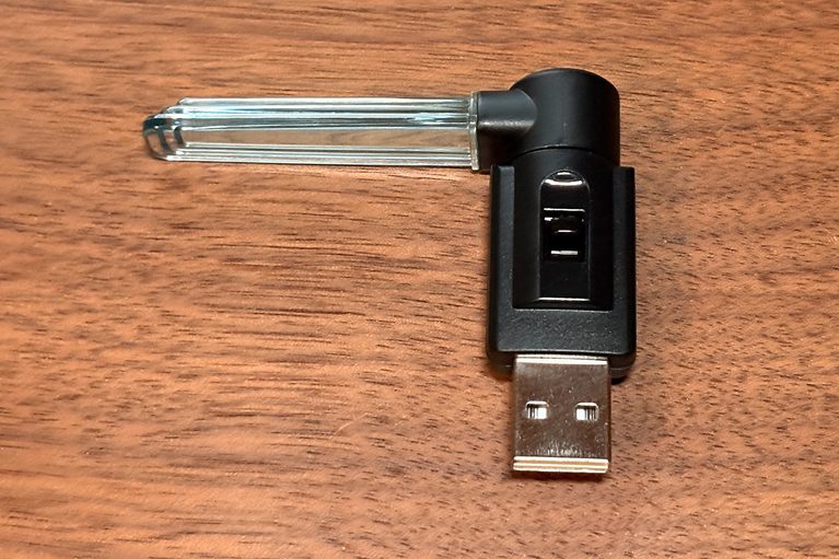 カーメイトのクリスタルランプ USBタイプ ブルーLED（CZ406）｜「たった1000円で愛車をイメチェン！」幅広い車種で使えるドレスアップグッズを購入！ 簡単取付けなのに効果は抜群。実用性も高い［カーメイト・クリスタルランプ USBタイプ ブルーLED（CZ406）］をレビュー！