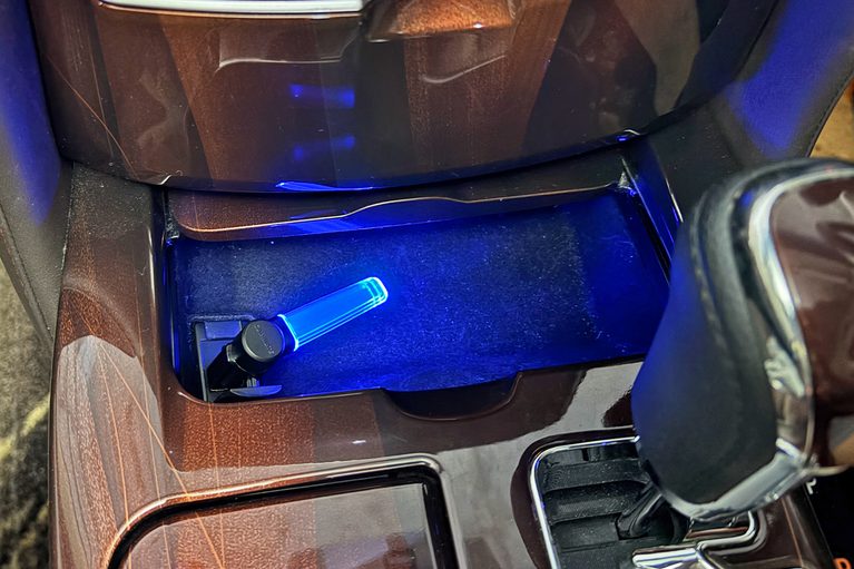 カーメイトのクリスタルランプ USBタイプ ブルーLED（CZ406）を、210系クラウンの小物入れ内のUSBに装着し、点灯させた画像｜「たった1000円で愛車をイメチェン！」幅広い車種で使えるドレスアップグッズを購入！ 簡単取付けなのに効果は抜群。実用性も高い［カーメイト・クリスタルランプ USBタイプ ブルーLED（CZ406）］をレビュー！