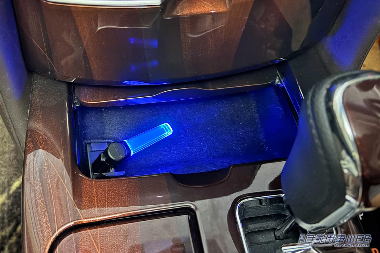 カーメイトのクリスタルランプ USBタイプ ブルーLED(CZ406)を、210系クラウンの小物入れ内のUSBに装着し、点灯させた画像|【週間ランキング】「200円で150km」走れる電動トライクが話題! 1000円の車内ドレスアップグッズから製造わずか20台の幻のスバルまで、今週のクルマ記事TOP5(10月9日〜10月15日)